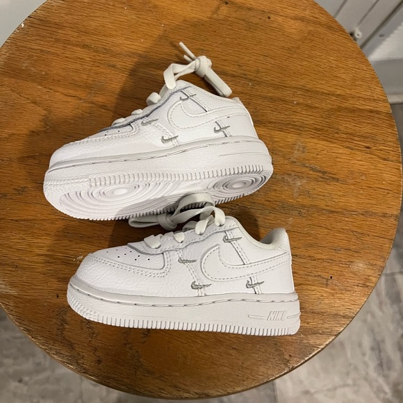Nike Kids White Sneakers Air Force 1 size 5c - Picture 4 of 11